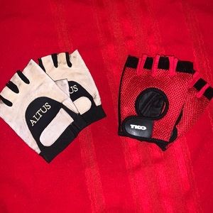 2 Pairs of Workout Gloves